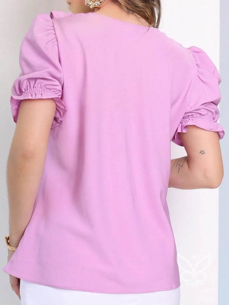 Blusa Formal Com Manga Bufante Curta E Decote V Com Babados Blusa Formal Com Manga Bufante Curta E Decote V Com Babados