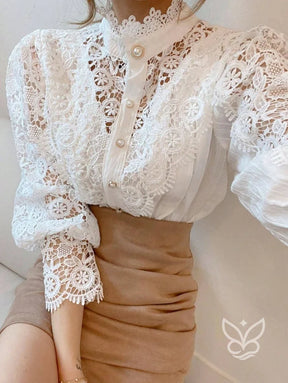 Blusa Gola Alta com Renda Guipir e Manga Bufante Blusa Gola Alta com Renda Guipir e Manga Bufante