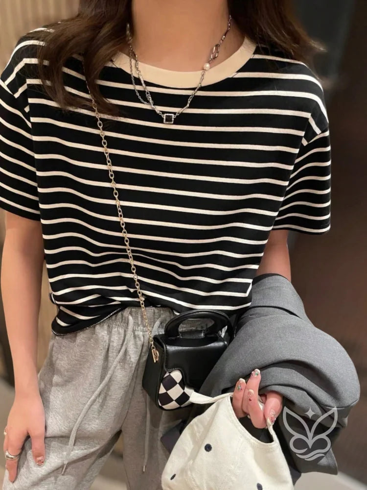 Blusa Listrada Casual Com Gola Contrastante Preto / P Blusa Listrada Casual Com Gola Contrastante