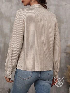 Blusa Manga Longa Com Gola Alta E Fechamento Por Botões Blusa Manga Longa Com Gola Alta E Fechamento Por Botões