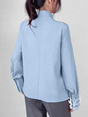 Blusa Manga Longa Com Gola Laço E Caimento Elegante Blusa Manga Longa Com Gola Laço E Caimento Elegante