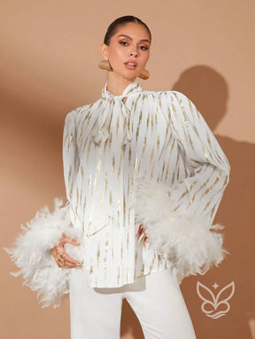 Blusa Manga Longa Com Gola Laço E Detalhes Em Plumas Blusa Manga Longa Com Gola Laço E Detalhes Em Plumas