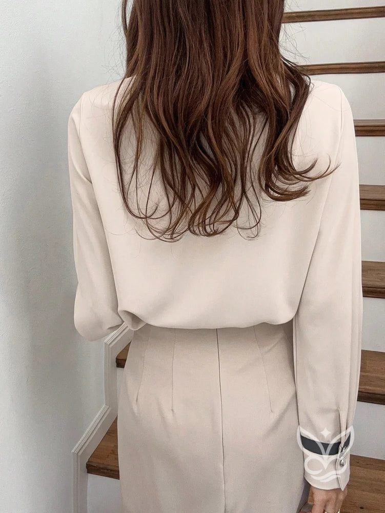Blusa Manga Longa Com Laço Na Gola E Detalhes Contrastantes Blusa Manga Longa Com Laço Na Gola E Detalhes Contrastantes