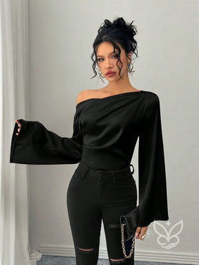 Blusa Ombro a Ombro Com Manga Longa E Cintura Ajustada Blusa Ombro a Ombro Com Manga Longa E Cintura Ajustada