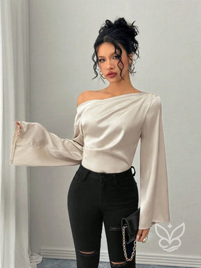 Blusa Ombro a Ombro Com Manga Longa E Cintura Ajustada Blusa Ombro a Ombro Com Manga Longa E Cintura Ajustada