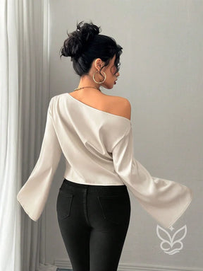 Blusa Ombro a Ombro Com Manga Longa E Cintura Ajustada Blusa Ombro a Ombro Com Manga Longa E Cintura Ajustada