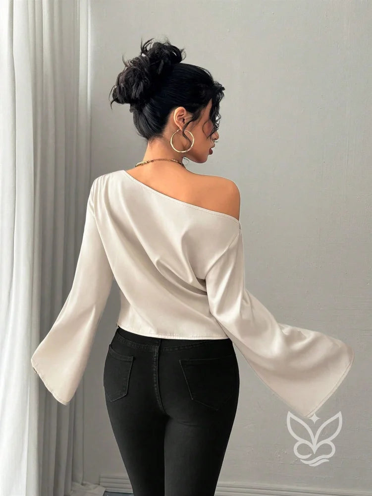 Blusa Ombro a Ombro Com Manga Longa E Cintura Ajustada Blusa Ombro a Ombro Com Manga Longa E Cintura Ajustada