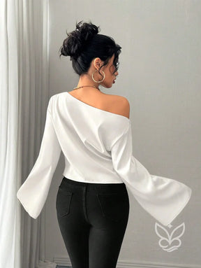 Blusa Ombro a Ombro Com Manga Longa E Cintura Ajustada Blusa Ombro a Ombro Com Manga Longa E Cintura Ajustada