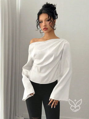 Blusa Ombro a Ombro Com Manga Longa E Cintura Ajustada Blusa Ombro a Ombro Com Manga Longa E Cintura Ajustada