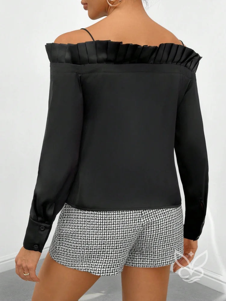 Blusa Ombro a Ombro Em Cetim Com Babado E Botões Blusa Ombro a Ombro Em Cetim Com Babado E Botões