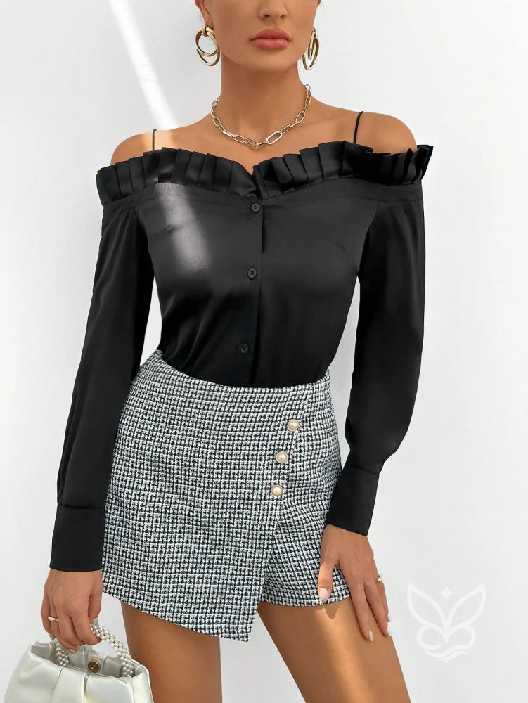 Blusa Ombro a Ombro Em Cetim Com Babado E Botões Preto / PP Blusa Ombro a Ombro Em Cetim Com Babado E Botões