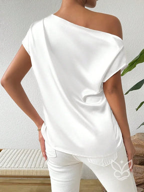 Blusa Ombro Caído Com Flor Aplicada E Caimento Elegante Blusa Ombro Caído Com Flor Aplicada E Caimento Elegante