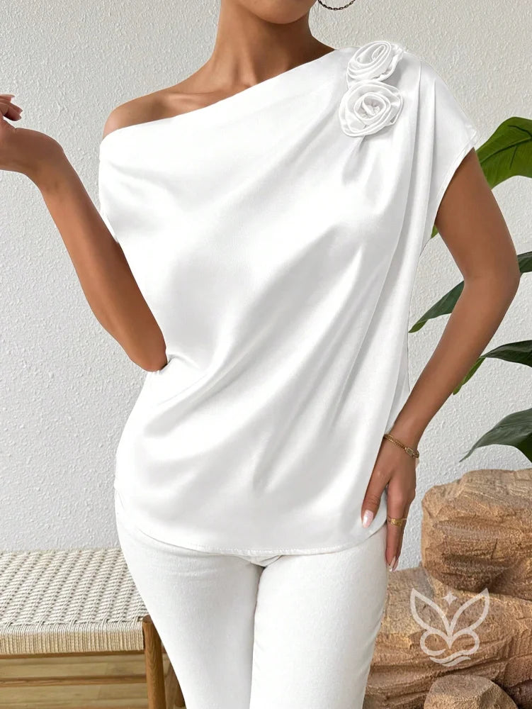 Blusa Ombro Caído Com Flor Aplicada E Caimento Elegante Blusa Ombro Caído Com Flor Aplicada E Caimento Elegante
