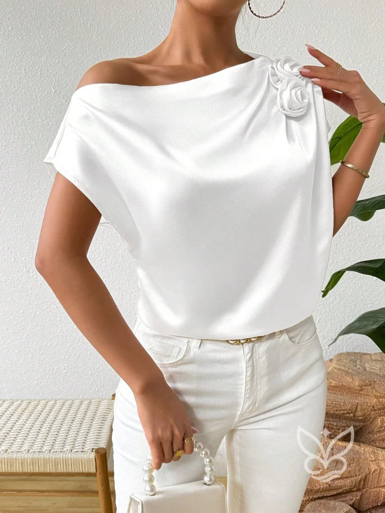 Blusa Ombro Caído Com Flor Aplicada E Caimento Elegante Blusa Ombro Caído Com Flor Aplicada E Caimento Elegante