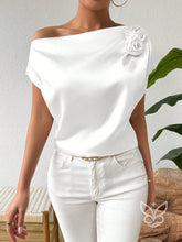 Blusa Ombro Caído Com Flor Aplicada E Caimento Elegante Branco / PP Blusa Ombro Caído Com Flor Aplicada E Caimento
