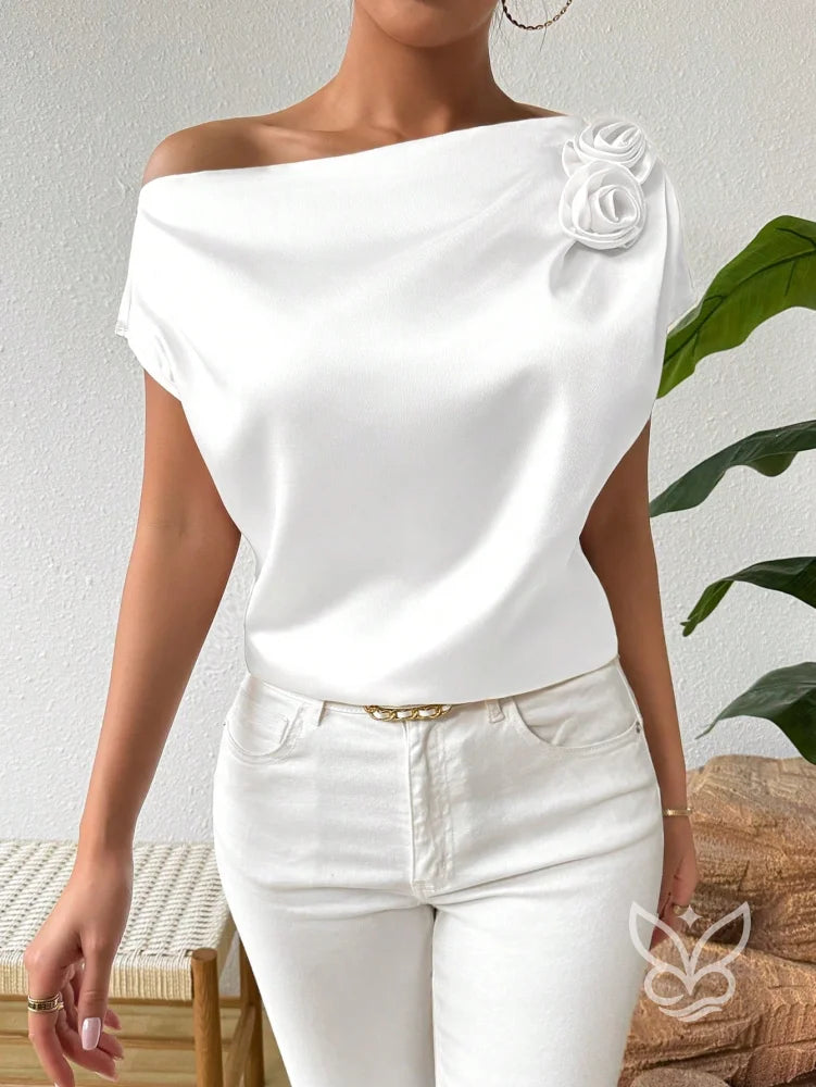 Blusa Ombro Caído Com Flor Aplicada E Caimento Elegante Branco / PP Blusa Ombro Caído Com Flor Aplicada E Caimento