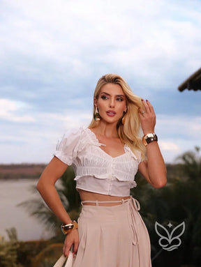 Blusa Peplum com Botões Franzidos e Mangas Bufantes Blusa Peplum com Botões Franzidos e Mangas Bufantes