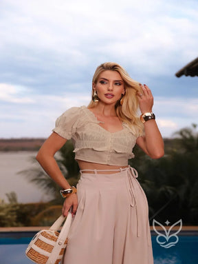 Blusa Peplum com Botões Franzidos e Mangas Bufantes Blusa Peplum com Botões Franzidos e Mangas Bufantes