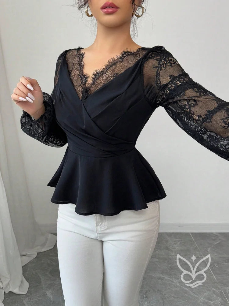 Blusa Peplum Transpassada Com Renda Manga Longa E Decote V Blusa Peplum Transpassada Com Renda Manga Longa E Decote V