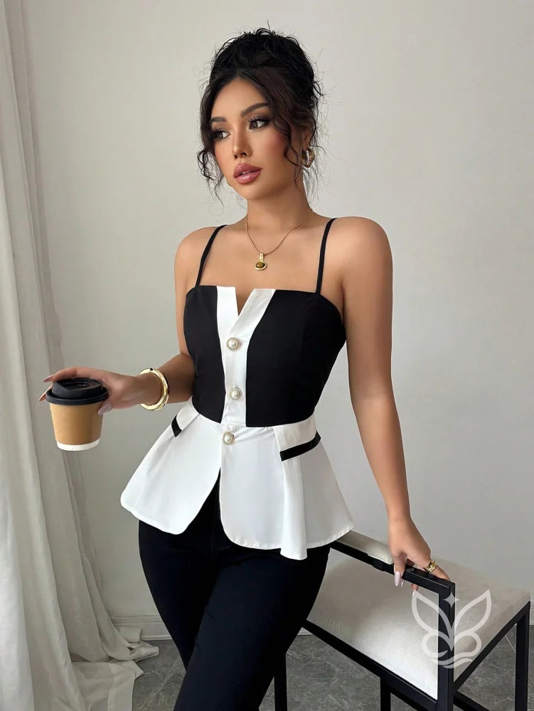 Blusa Regata Com Bolsos Falsos Contrastantes E Caimento Elegante Blusa Regata Com Bolsos Falsos Contrastantes E