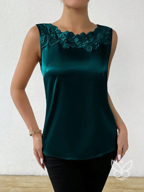 Blusa Regata Em Cetim Com Bordado Floral No Decote Blusa Regata Em Cetim Com Bordado Floral No Decote