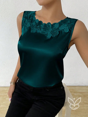 Blusa Regata Em Cetim Com Bordado Floral No Decote Blusa Regata Em Cetim Com Bordado Floral No Decote