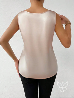 Blusa Regata Em Cetim Com Bordado Floral No Decote Blusa Regata Em Cetim Com Bordado Floral No Decote