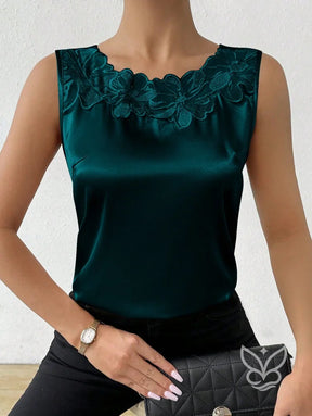 Blusa Regata Em Cetim Com Bordado Floral No Decote Verde Escuro / PP Blusa Regata Em Cetim Com Bordado Floral No Decote