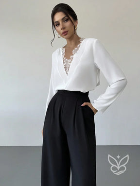 Blusa Renda Com Decote Profundo E Manga Longa Delicada Blusa Renda Com Decote Profundo E Manga Longa Delicada