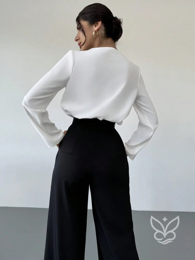 Blusa Renda Com Decote Profundo E Manga Longa Delicada Blusa Renda Com Decote Profundo E Manga Longa Delicada
