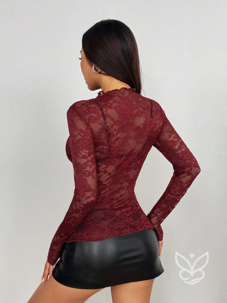 Blusa Rendada Floral Com Detalhes Elásticos E Corte Irregular Blusa Rendada Floral Com Detalhes Elásticos E Corte