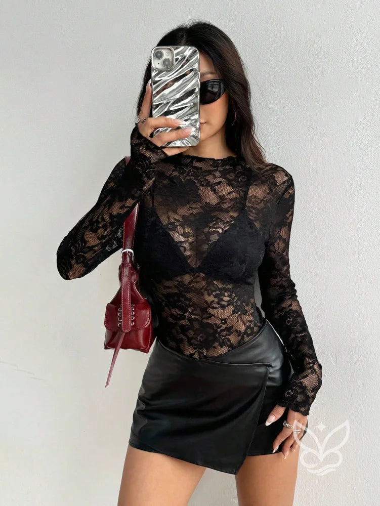 Blusa Rendada Floral Com Detalhes Elásticos E Corte Irregular Preto / PP Blusa Rendada Floral Com Detalhes Elásticos E