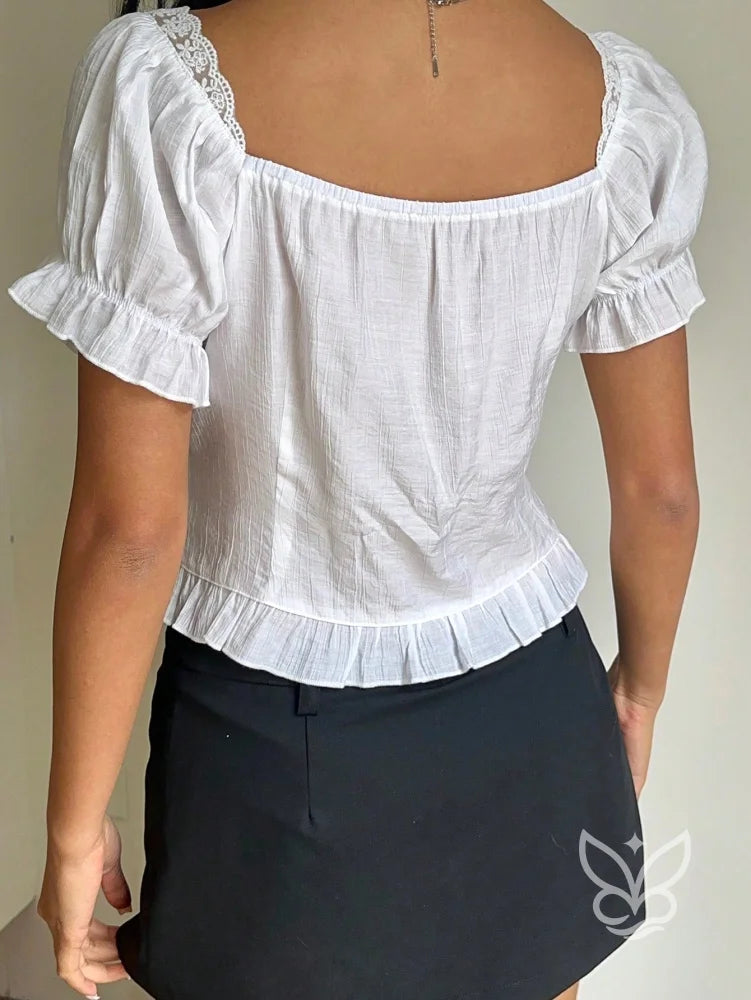 Blusa Romântica com Renda no Decote e Babados na Barra Blusa Romântica com Renda no Decote e Babados na Barra