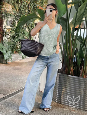 Blusa Sem Manga Com Costas Abertas E Amarração Delicada Blusa Sem Manga Com Costas Abertas E Amarração Delicada