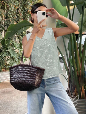 Blusa Sem Manga Com Costas Abertas E Amarração Delicada Blusa Sem Manga Com Costas Abertas E Amarração Delicada