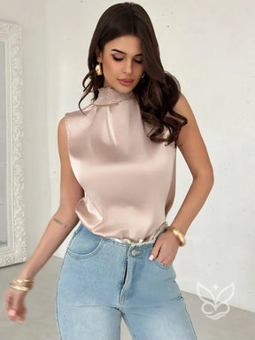 Blusa Sem Manga Em Cetim Com Gola Alta Plissada Blusa Sem Manga Em Cetim Com Gola Alta Plissada