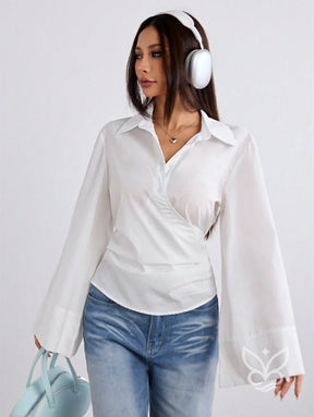 Blusa Transpassada com Manga Longa Flare Sofisticada Blusa Transpassada com Manga Longa Flare Sofisticada