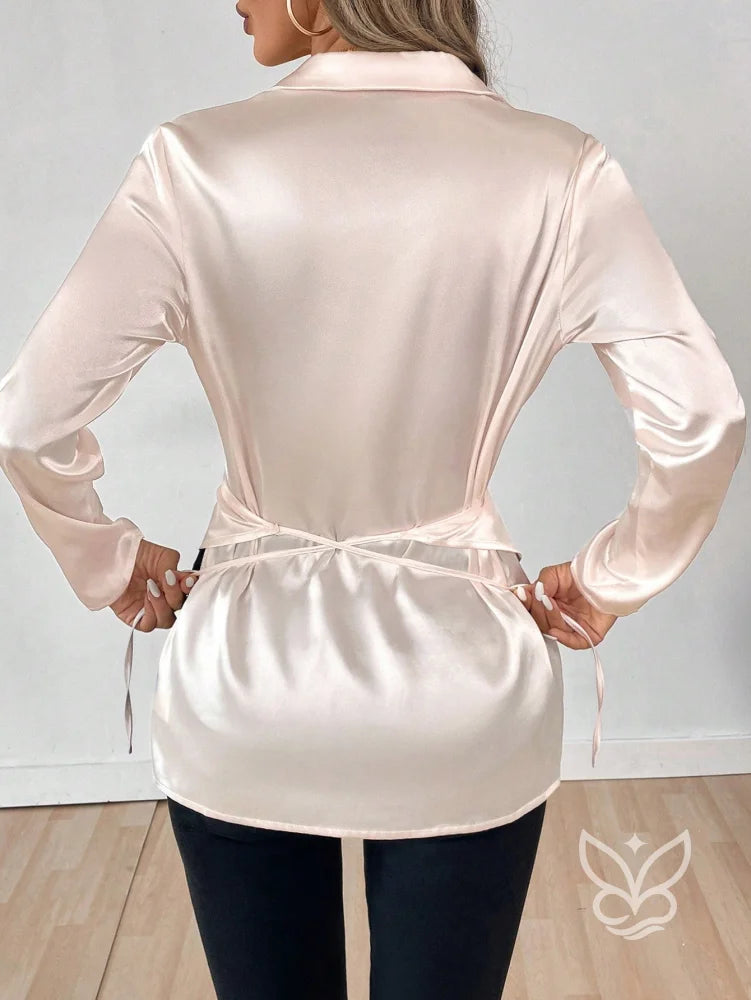 Blusa Transpassada Em Cetim Com Cintura Marcada E Gola Blusa Transpassada Em Cetim Com Cintura Marcada E Gola