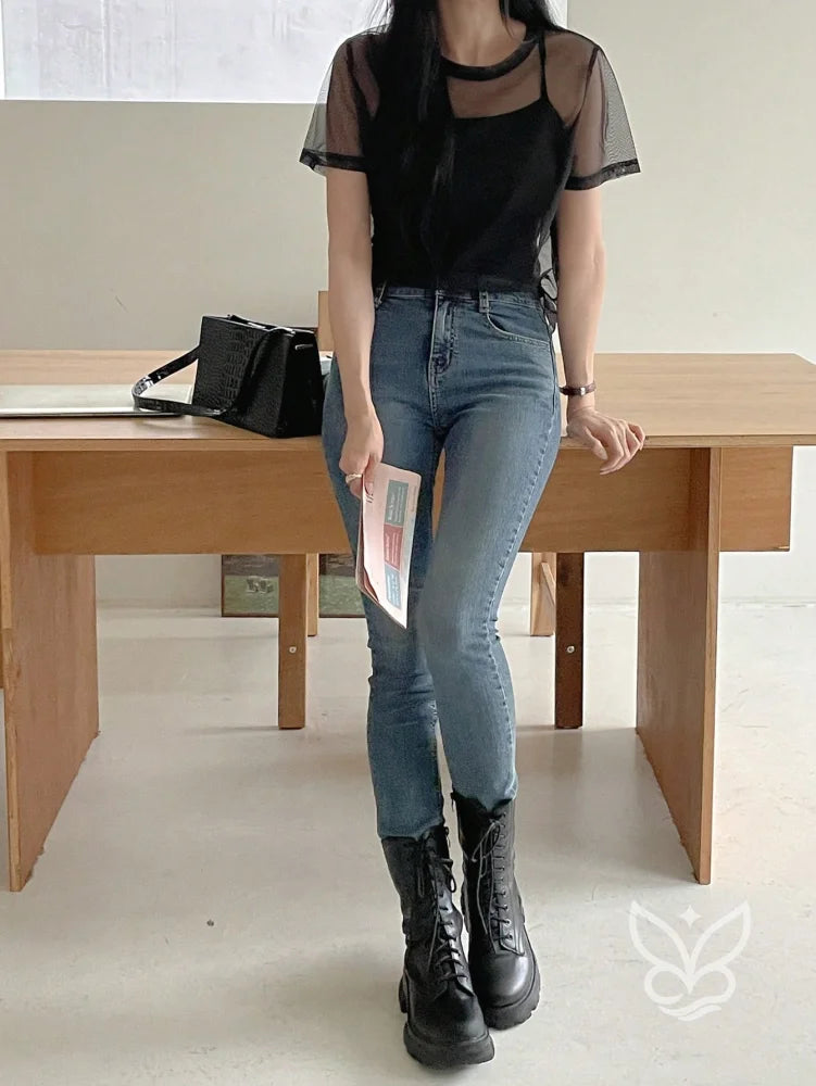 Blusa Tule Com Gola Redonda Manga Curta E Caimento Leve Blusa Tule Com Gola Redonda Manga Curta E Caimento Leve