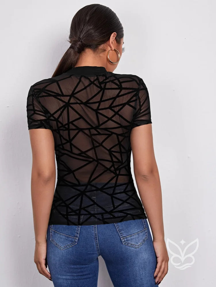 Blusa Tule Geométrica Com Gola Alta E Detalhe No Yoke Blusa Tule Geométrica Com Gola Alta E Detalhe No Yoke