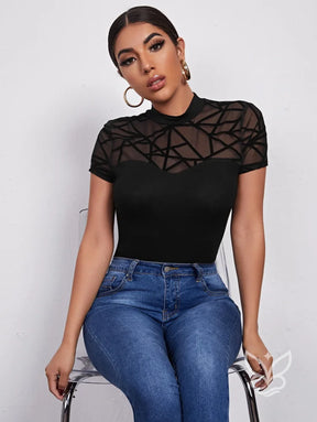Blusa Tule Geométrica Com Gola Alta E Detalhe No Yoke Blusa Tule Geométrica Com Gola Alta E Detalhe No Yoke
