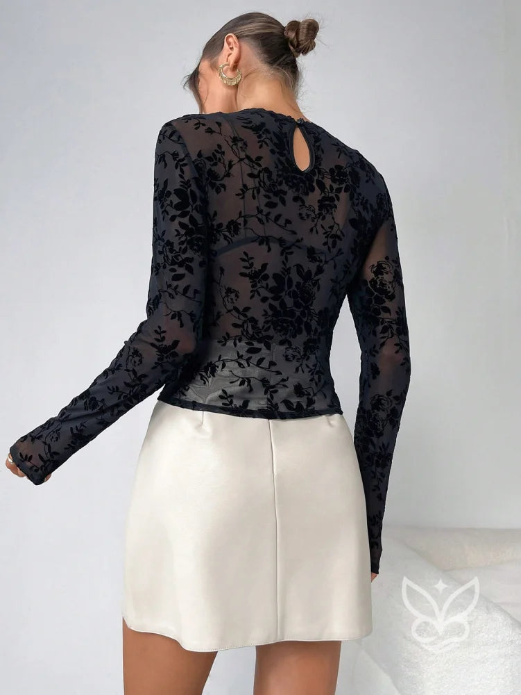 Blusa Tule Rendada Com Manga Curta E Transparência Delicada Blusa Tule Rendada Com Manga Curta E Transparência Delicada