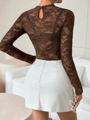 Blusa Tule Rendada Com Manga Curta E Transparência Delicada Blusa Tule Rendada Com Manga Curta E Transparência Delicada