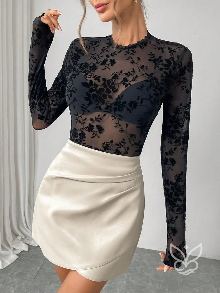 Blusa Tule Rendada Com Manga Curta E Transparência Delicada Preto / PP Blusa Tule Rendada Com Manga Curta E
