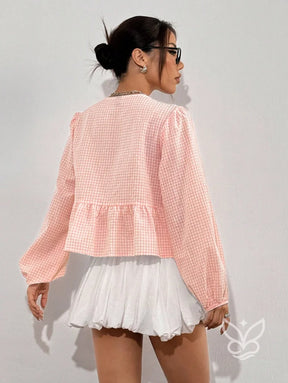 Blusa Xadrez com Laços Frontais e Barra Peplum Charmosa Blusa Xadrez com Laços Frontais e Barra Peplum Charmosa