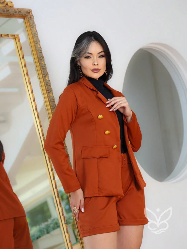 Conjunto Alfaiataria Com Blazer E Shorts Cintura Com Elástico E Cinto Conjunto Alfaiataria Com Blazer E Shorts Cintura