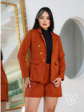 Conjunto Alfaiataria Com Blazer E Shorts Cintura Com Elástico E Cinto Conjunto Alfaiataria Com Blazer E Shorts Cintura