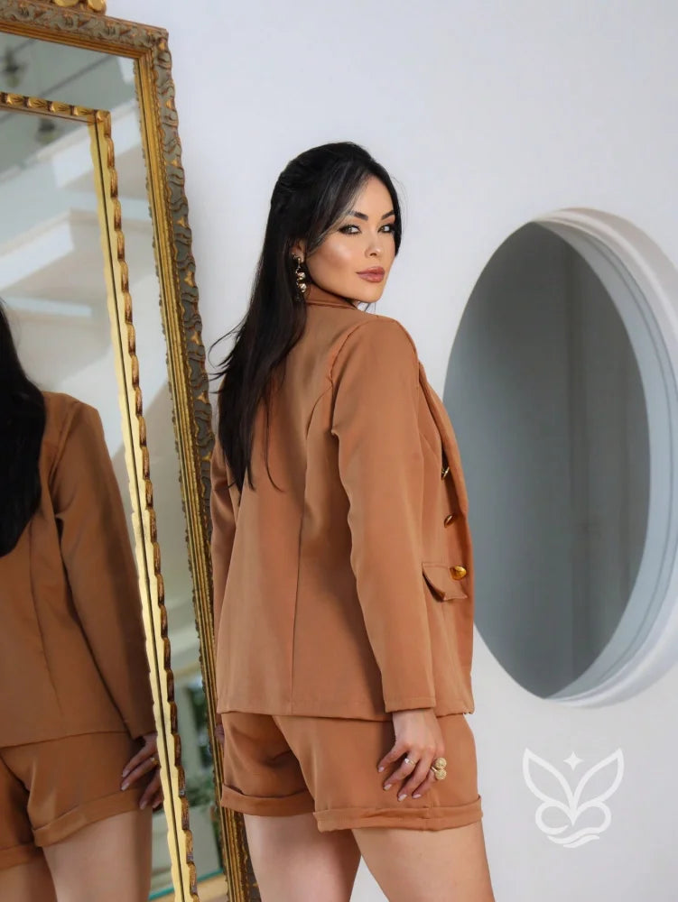Conjunto Alfaiataria Com Blazer E Shorts Cintura Com Elástico E Cinto Conjunto Alfaiataria Com Blazer E Shorts Cintura