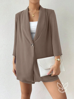 Conjunto Alfaiataria Com Blazer Encorpado E Shorts Clássico Conjunto Alfaiataria Com Blazer Encorpado E Shorts Clássico