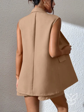 Conjunto Alfaiataria Com Blazer Longo Sem Mangas E Shorts Conjunto Alfaiataria Com Blazer Longo Sem Mangas E Shorts